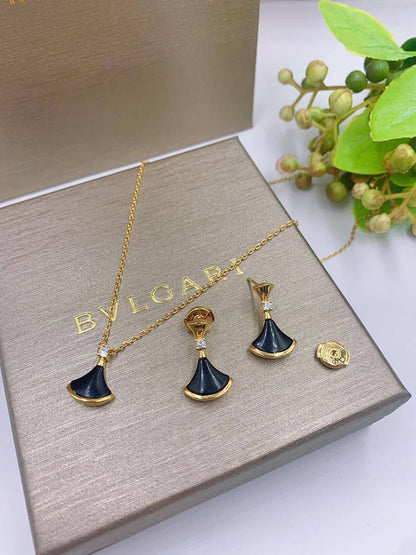 105 dhs🪙🌨️ SET
 Bvlgari
NECKLACE EARRINGS 

Zain89
♥️♥️♥️