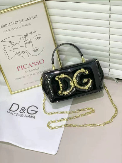 D&G
Best quality

With box’s
🎁🎁🎁

100 dhs🌺
size 18cm

Zain158
♥️♥️♥️