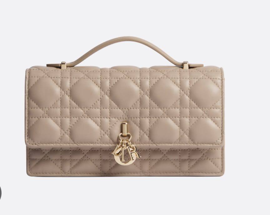 Dior
with box
🎁🎁🎁

100 dhs✅

Zain118
♥️♥️♥️