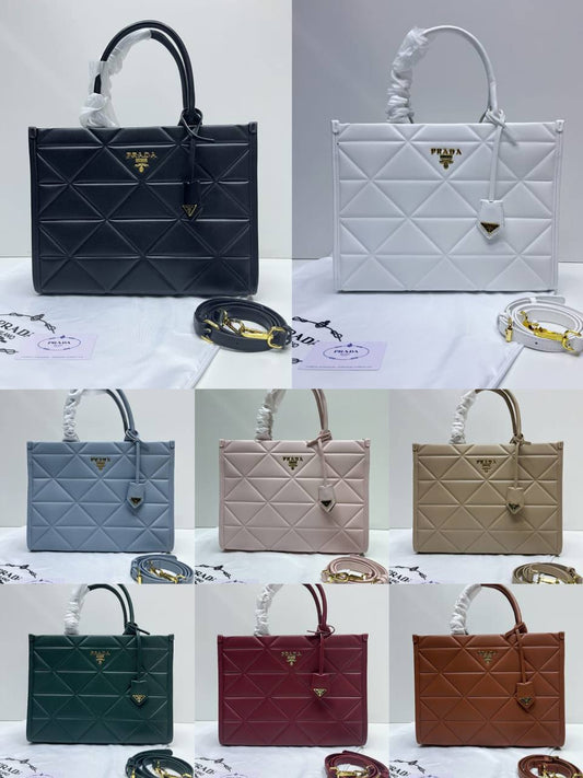 Prada 
100 dhs✅
size 37×10×29 cm

Zain213
♥️♥️♥️