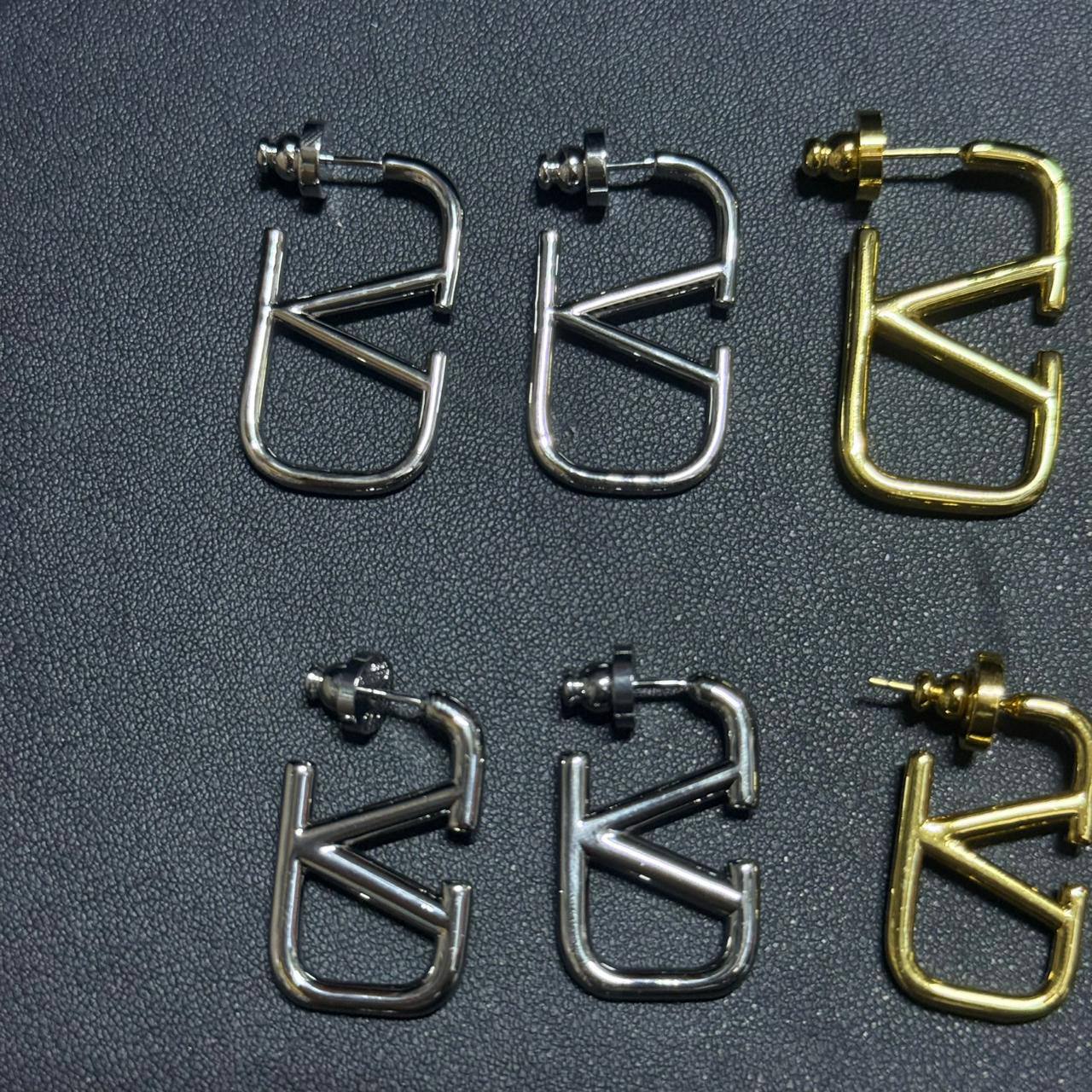 Valentino 🌊*
Earring ❤️‍🔥
Master quality 💯
With normal boxes 📦 
*Small size 
45 dhs🪙🌨️
*Medium size 
50 dhs🪙🌨️
With master box 🗃️ 
*Small size 
55 dhs🪙🌨️
*Medium size 
60 dhs🪙🌨️

Zain216
♥️♥️♥️