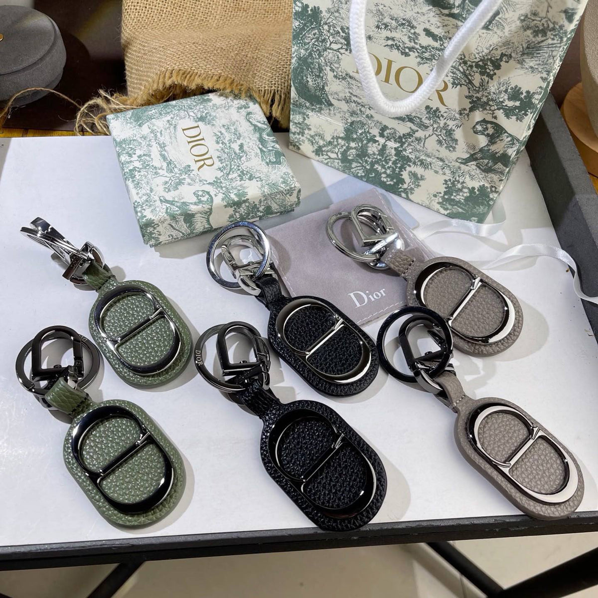 Key chain 
Master quality 
With normal boxes 🗃️ 
70 dhs🇦🇪🇦🇪

With master box 📦 
80 dhs🇦🇪🇦🇪

Zain216
♥️♥️♥️