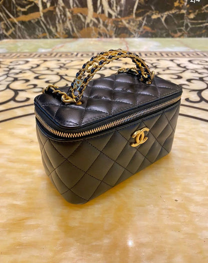 Chanel 
good quality, 
comes with box,  
🎁🎁🎁

size...19* 10  cm 
100 dhs💓

Zain12
♥️♥️♥️