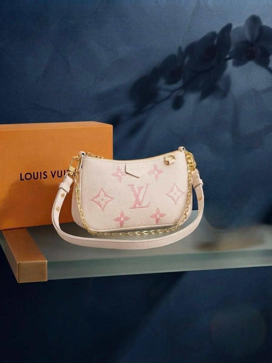 LV ᴇᴍᴘʀᴇɪɴᴛᴇ
sʜᴏᴜʟᴅᴇʀ ʙᴀɢ /ʟᴏɴɢ sᴛʀᴀᴘ
ɢᴏʟᴅʜᴀʀᴅᴡᴀʀᴇ 
ᴡɪᴛʜʙᴏx
ʟᴇᴀᴛʜᴇʀ
sɪᴢᴇ:21ᴄᴍ
95 dhs🇦🇪🇦🇪

Zain56
♥️♥️♥️