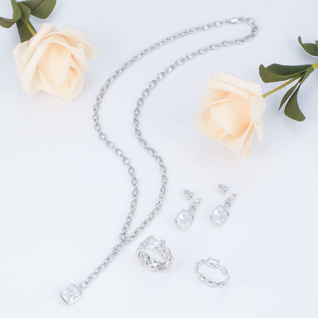 APM SET 
Necklace 🦋
Earring💥
Ring 💍 available size👇
6,7,8,9
Master quality 💯
With normal boxes 🗃️ 
170 dhs🇦🇪🇦🇪

With master box 📦 
190 dhs🇦🇪🇦🇪

Zain216
♥️♥️♥️
