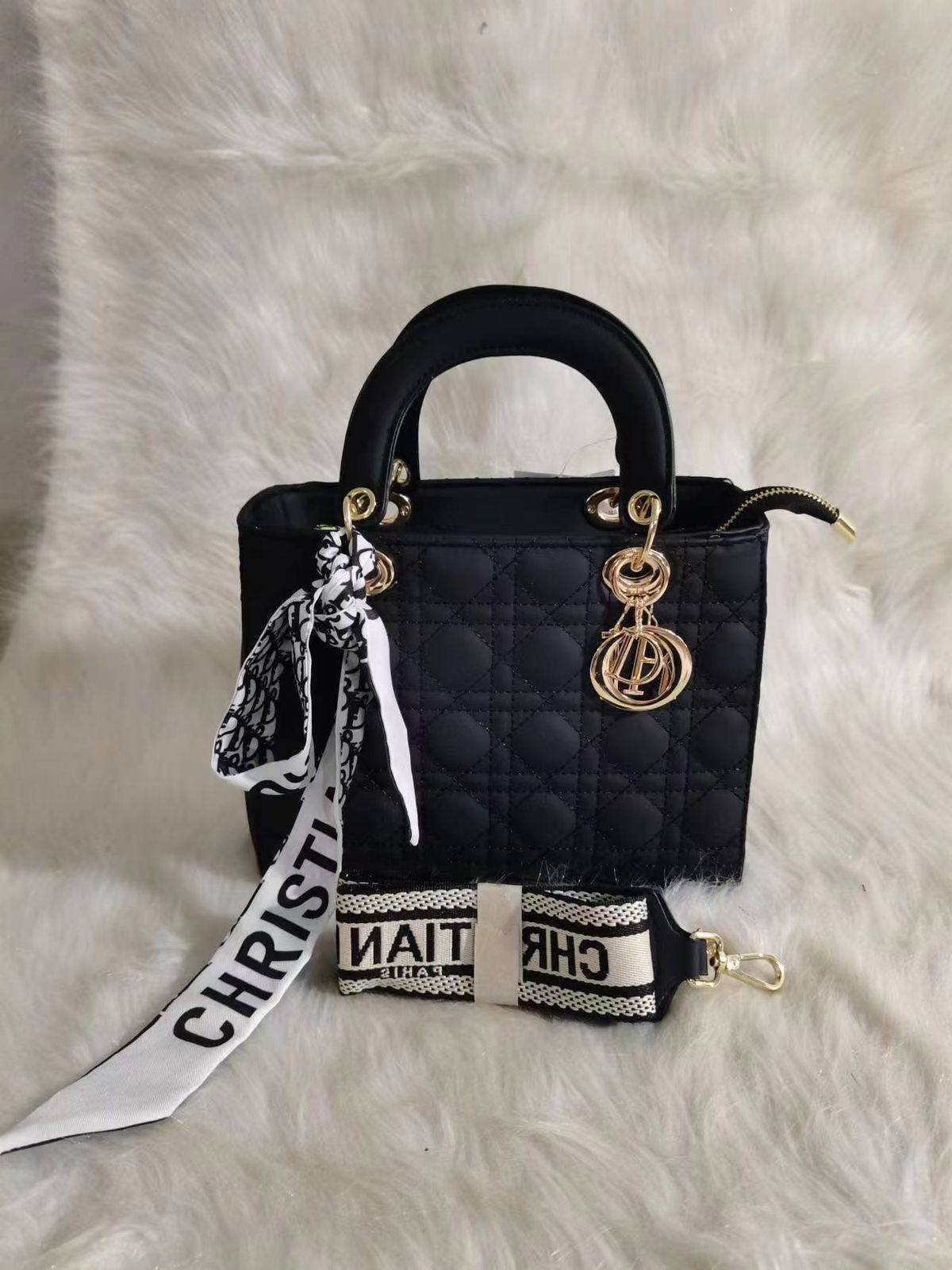 Dior
70 dhs🪙🌨️

Zain50
♥️♥️♥️