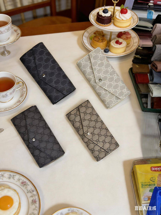 Wallet 
With box 📦 
35 dhs❣️ 

Zain56
♥️♥️