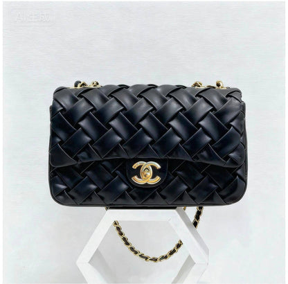 CHANEL COPY ONE NEW CAME WITH BOX 
130 dhs🇦🇪🇦🇪

Zain295
♥️♥️♥️
