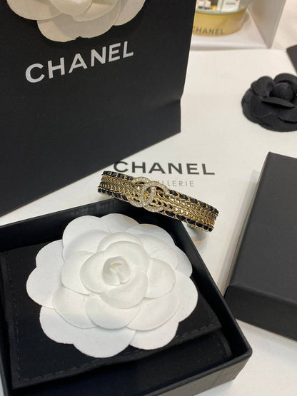 MASTER BANGLE
CHANEL
✨💫
55 DHS🇦🇪
WITH BOX AND PAPER BAG 🛍️🎁

Zain89
♥️♥️♥️