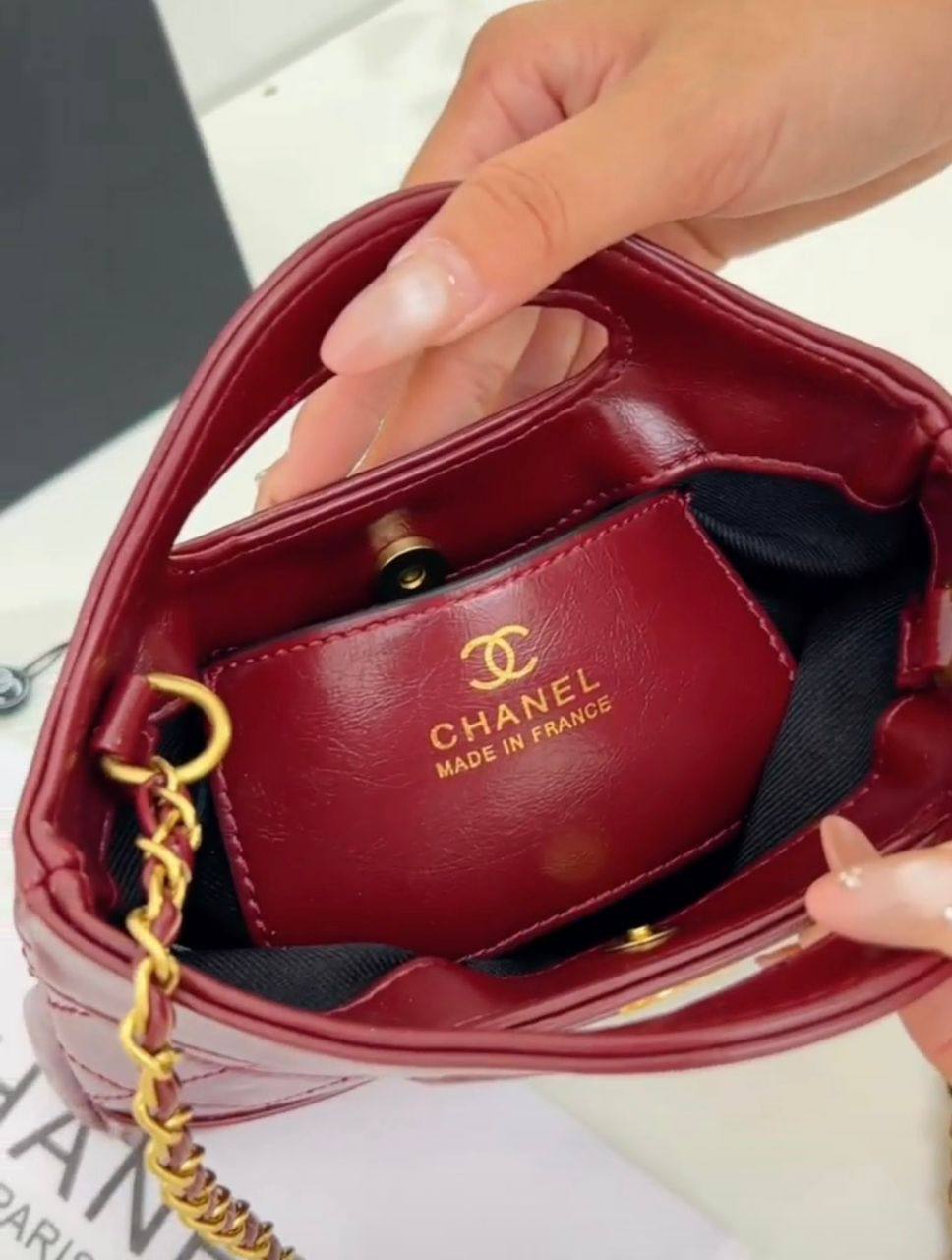 Chanel

90 dhs✅

with box
🎁🎁🎁

size 21×4×19cm

Zain42
Zain213
♥️♥️♥️
