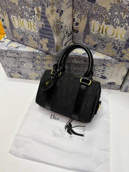 Dior
110 dhs🪙🌨️

size:18CM
Good quality 

with box
🎁🎁🎁

Zain35
♥️♥️♥️