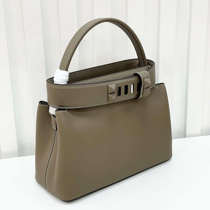 Hermes 💕💕🙋🏻‍♀️
Master 👌
Premium quality 28cm🥰 
420 dhs❣️

Zain228
♥️♥️♥️
