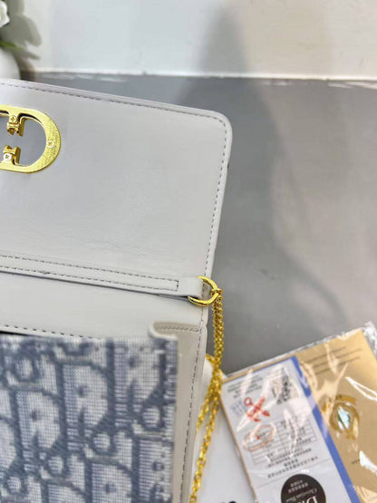 CHRISTIAN DIOR
ᴍᴏɴᴛᴀɪɢɴᴇ ʙᴀɢ
ᴄᴀɴᴠᴀs & ʟᴇᴀᴛʜᴇʀ ᴍᴀᴛᴇʀɪᴀʟ
ᴡɪᴛʜ ᴄʜᴀɪɴ
sɪᴢᴇ : 24 cm
ᴡɪᴛʜ BOX
🎁🎁🎁

65 dhs💚

Zain31
♥️♥️♥️