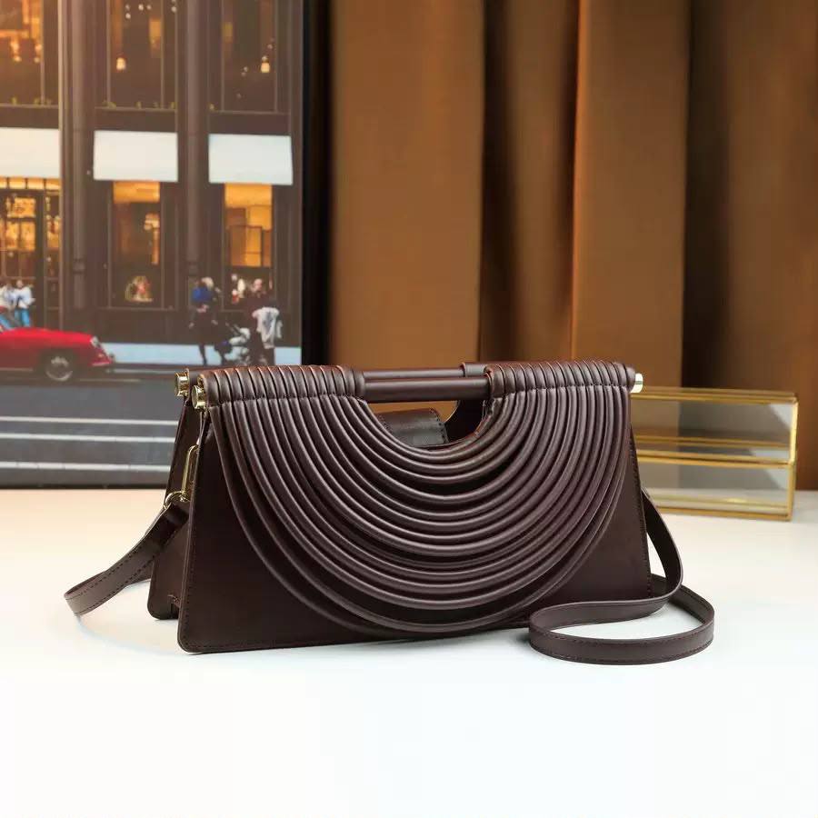 BOTTEGA NEW CAME GOOD QUALITY WITH BOX 
120 dhs✅

Zain295
♥️♥️♥️