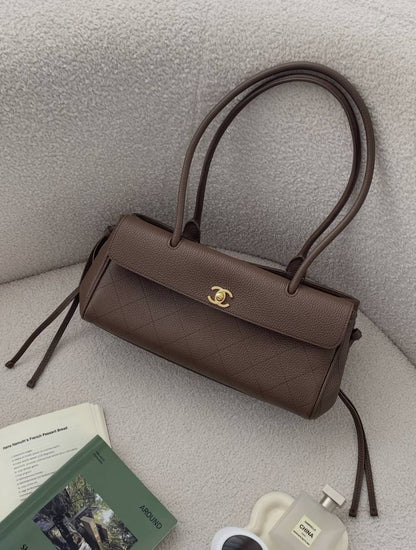 Chanel 
130 dhs🇦🇪🇦🇪
Size 33×12×15cm

Zain42
♥️♥️♥️