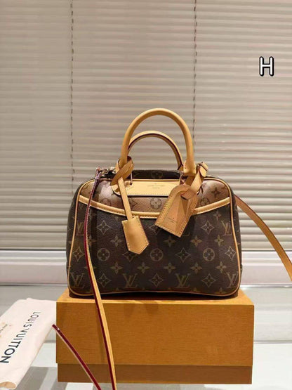 LV
Good Quality 
With Box 
🎁🎁🎁

115 dhs🪙🌨️

Zain250
♥️♥️♥️