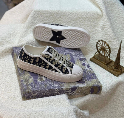 Dior shoes 

Size. 36 to 41 

130 dhs🪙🌨️

Zain80
♥️♥️♥️