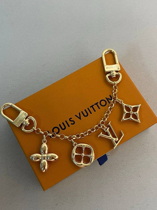 LV 🦋*
Bag charms ❤️‍🔥
Master quality 💯
With normal boxes 📦 
45 dhs🪙🌨️
With master box 🗃️ 
60 dhs🪙🌨️

Zain216
♥️♥️♥️