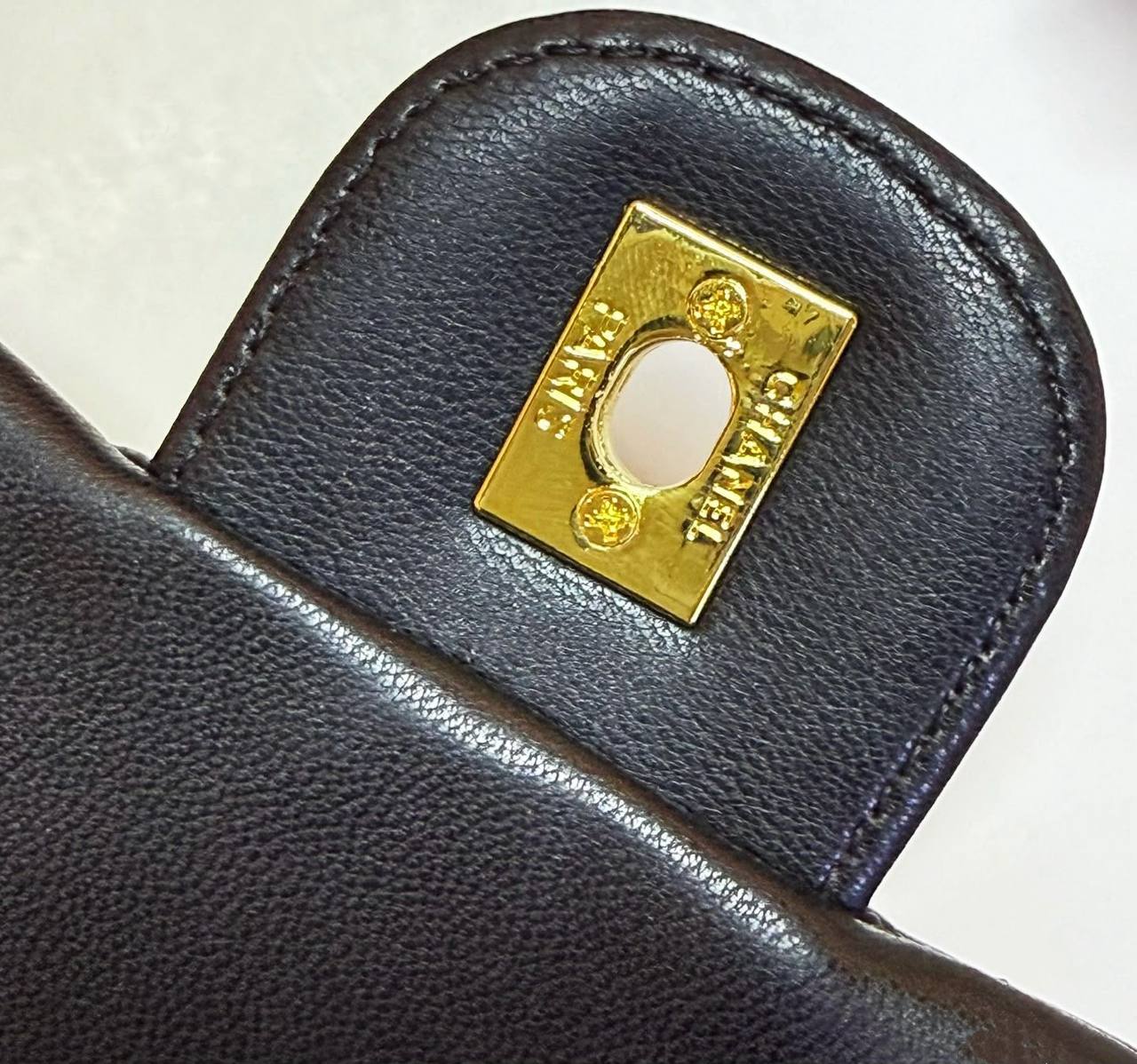 CHANEL
GOOD QUALITY 
WITH BOX 
100 dhs✅

Zain295
♥️♥️♥️