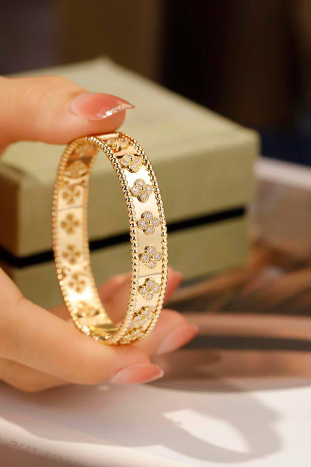 VCA ❤️‍🔥*
Bangle 🦋
Master quality 💯
With normal boxes 🗃️ 
85 dhs✅
With master box 📦 
130 dhs✅

Zain216
♥️♥️♥️