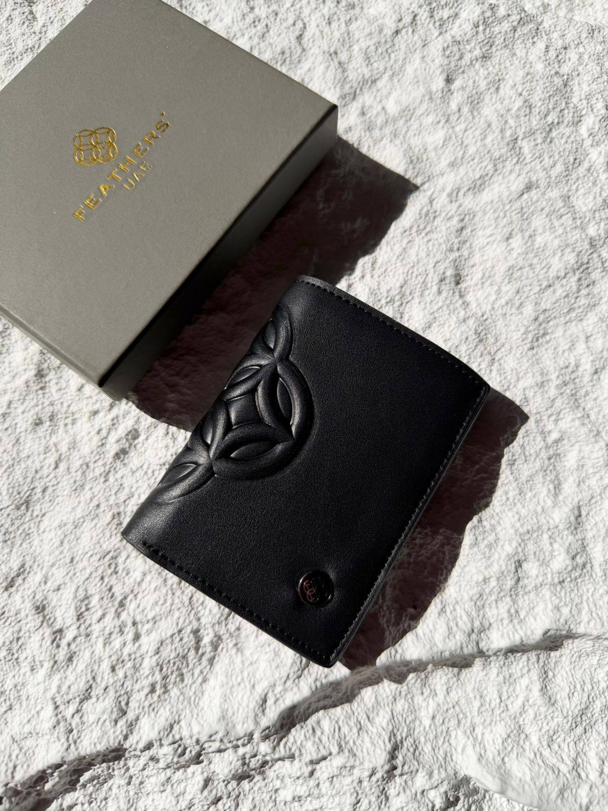 Feathers
Wallet 
60 dhs❣️

Zain33
♥️♥️♥️