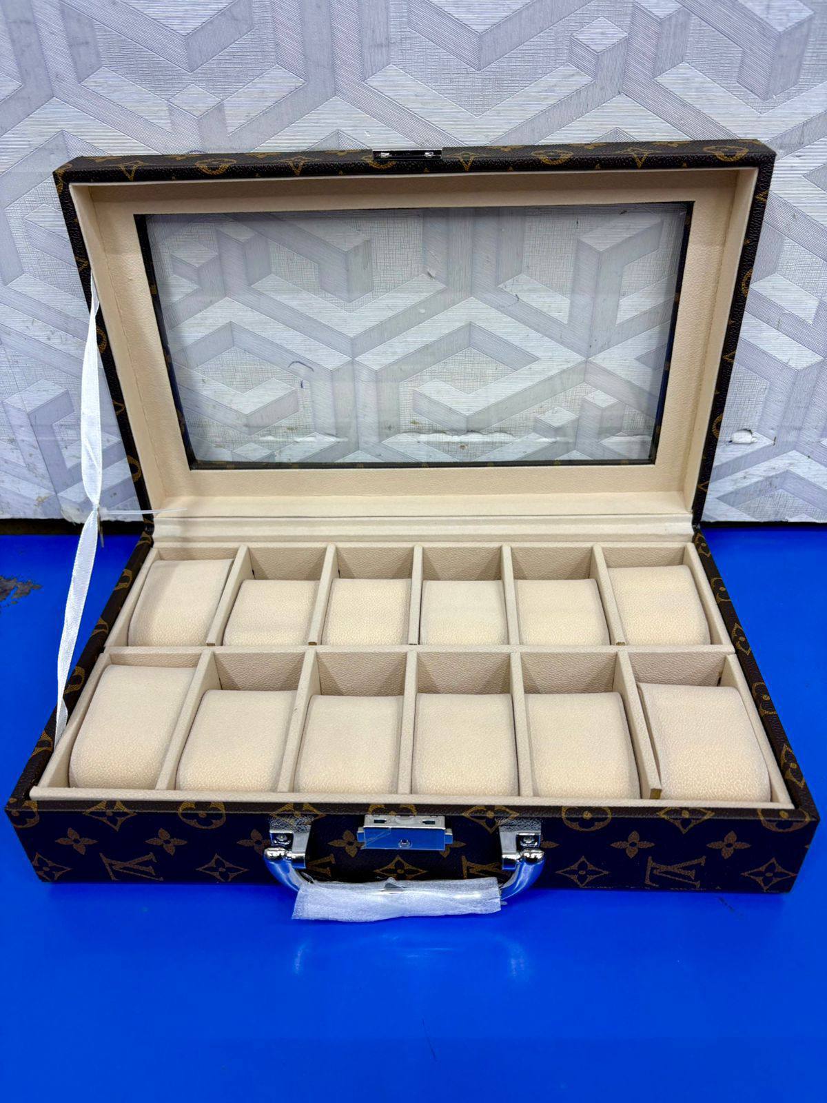 Lv watch display Box 
90 dhs🪙🌨️

Zain08
♥️♥️♥️
