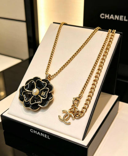 CHANEL❤️‍🔥*
Necklace 🦋
Earring✨
Master quality 💯
With normal boxes 🗃️ 
100 dhs✅
With master box 📦 
130 dhs✅

Zain216
♥️♥️♥️