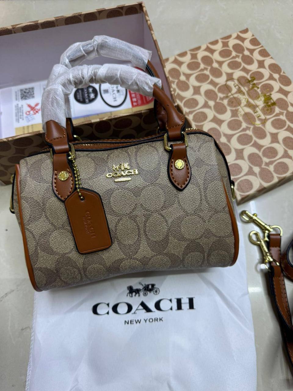 🎉 Offer 🎊  Coach Rowan
High quality +🎁
Size : 19 * 13 cm
60 dhs🪙🌨️

with box 🎁

Zain115
♥️♥️♥️