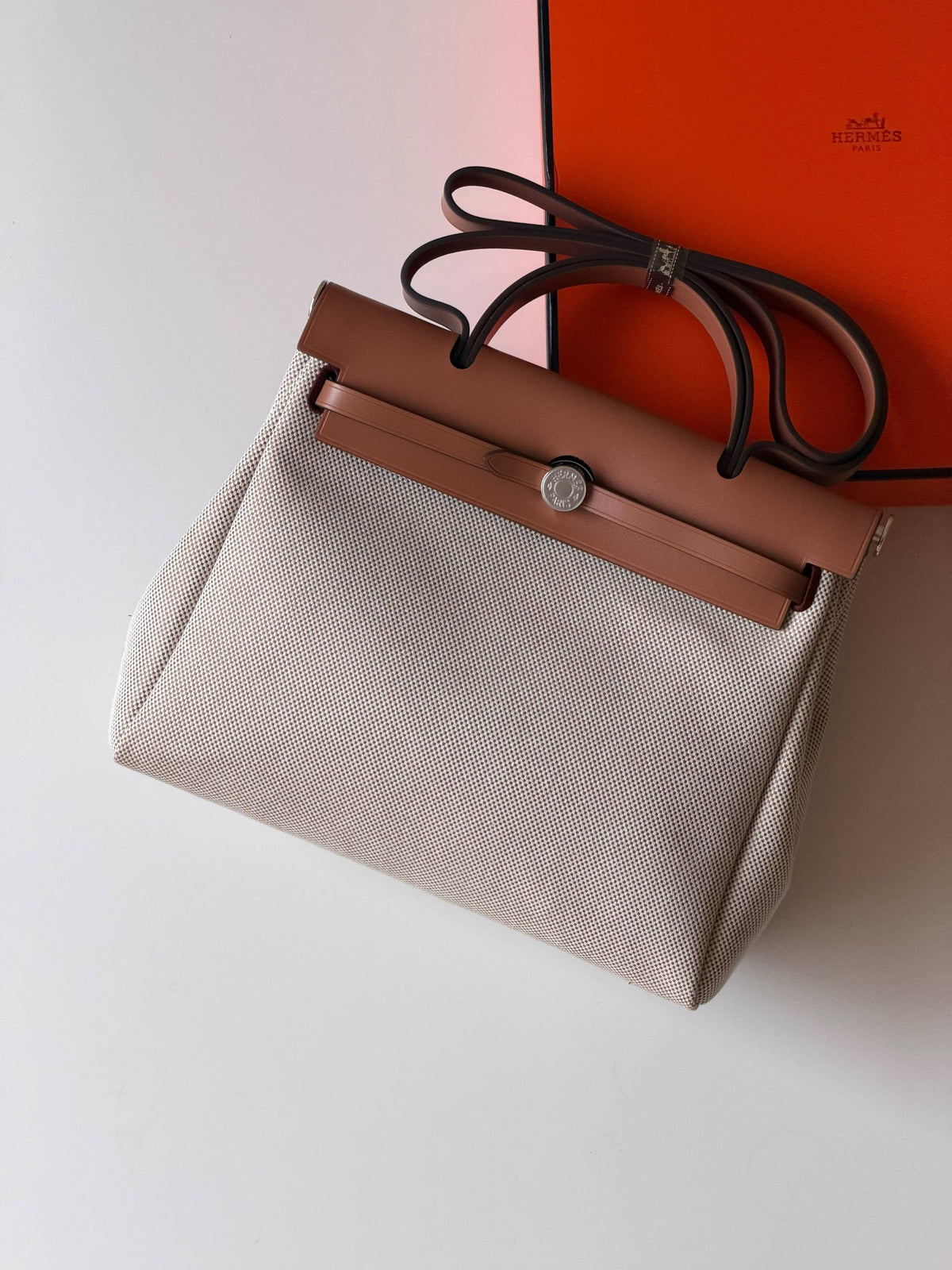 Hermes
Super AAA + Quality 💯

 With original packing🎁🎁
 SIZE:36and42
 Available now 

630 dhs🇦🇪🇦🇪

Zain52
♥️♥️♥️