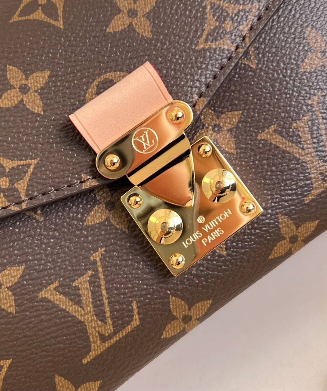 *LOUIS VUITTON*
* ⁠SUPER MASTER QUALITY 
* ⁠Size:21CM
1200 dhs🪙🌨️

Zain255
♥️♥️♥️