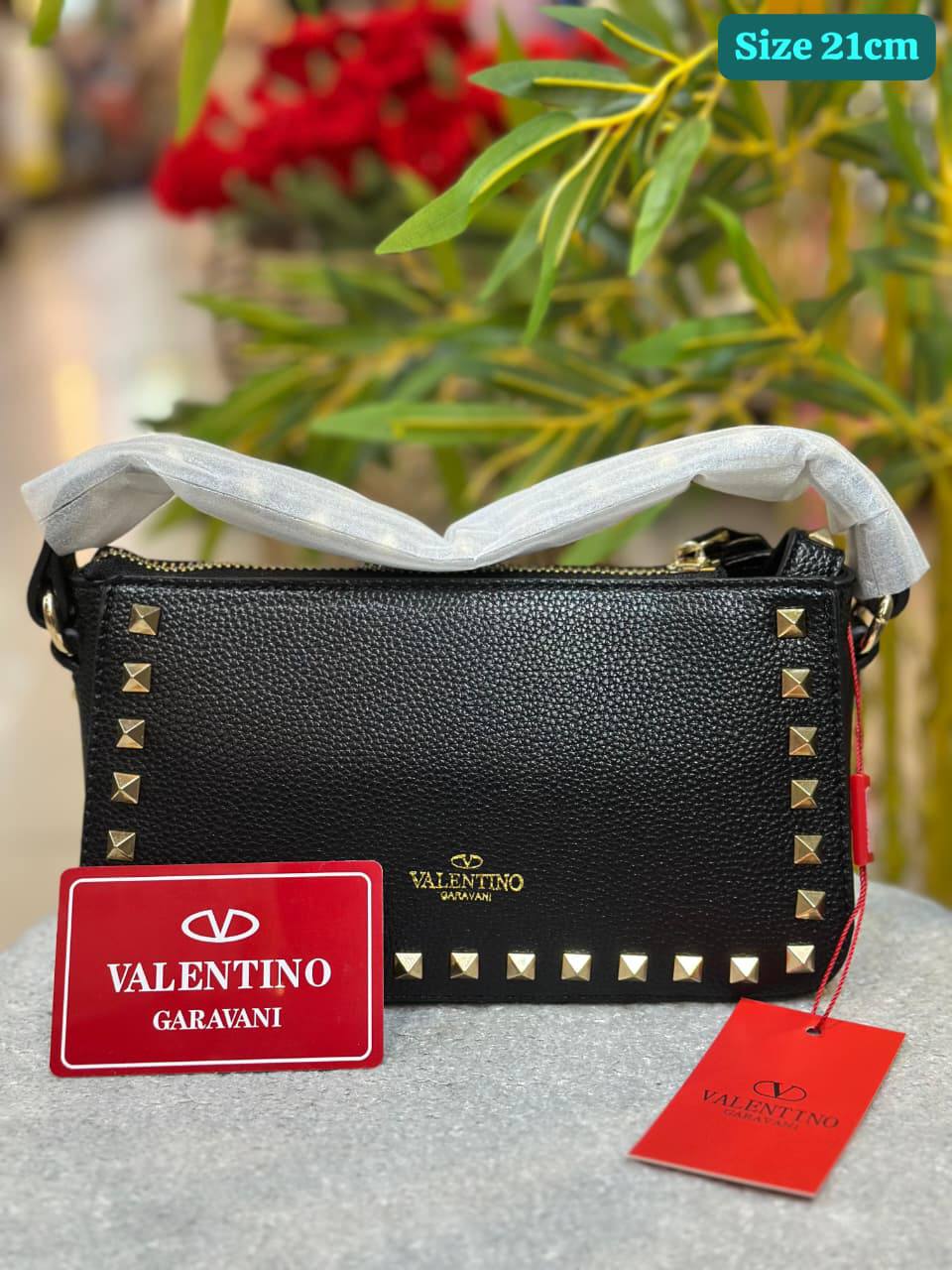 Valentino
Good quality 
with box 🎁🎁🎁

115 dhs💓

Zain186
♥️♥️♥️