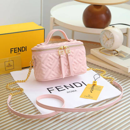 FENDI

Best quality 
with box
80 dhs🇦🇪🇦🇪

size 17CM

Zain290
♥️♥️♥️
