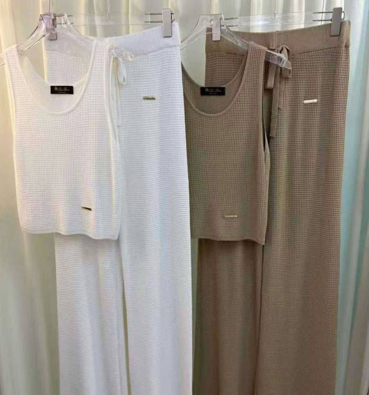 *New collections     
230 dhs🪙💚
*good  quality  
*Sizes:S M L * 
*AVAILABLE NOW*🥰🛍️🛍️

Zain231
♥️♥️♥️