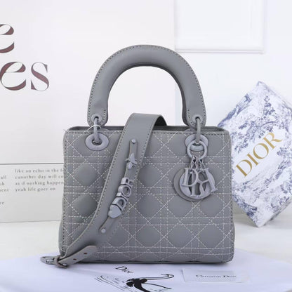 DIOR 

NEW CAME 

GOOD QUALITY 
115 dhs🇦🇪🇦🇪

SIZE: 24cm

Zain295
Zain17
♥️♥️♥️