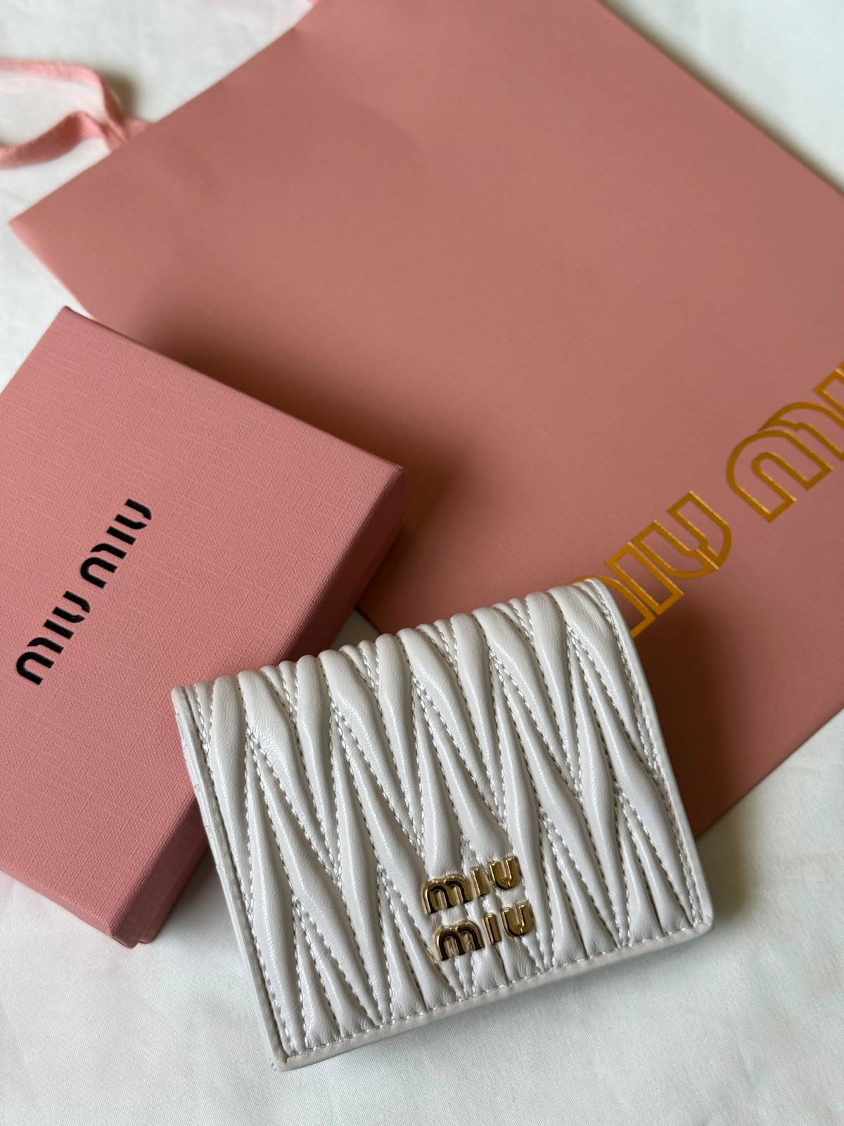 Miu miu

320 dhs🇦🇪🇦🇪🇦🇪

Zain275
♥️♥️♥️