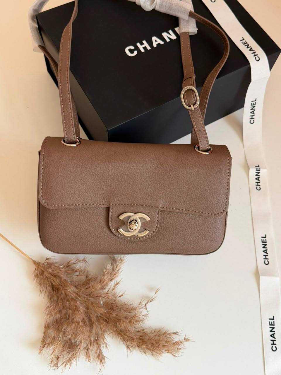 Chanel

240 dhs 

Zain134
♥️♥️♥️