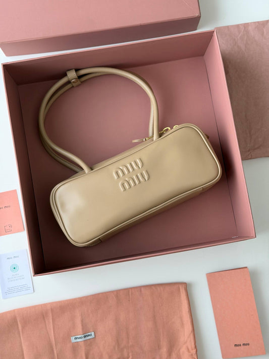 miu miu
Super Master +++
1050 dhs💚
*28Cm*

Zain257
♥️♥️♥️