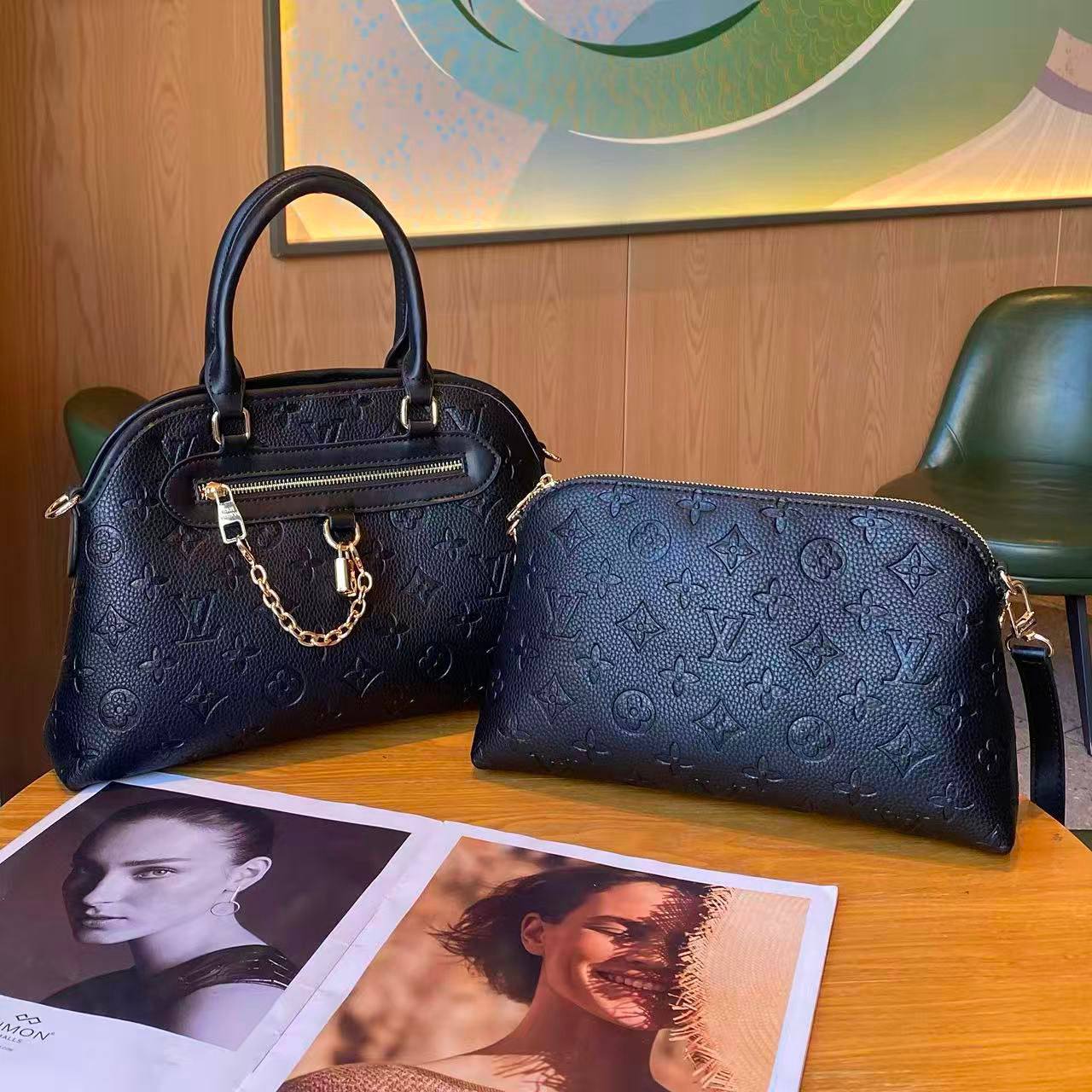 LV
HIGH QUALITY 💯
SIZE 35CM
115 dhs✅

Zain70
♥️♥️♥️