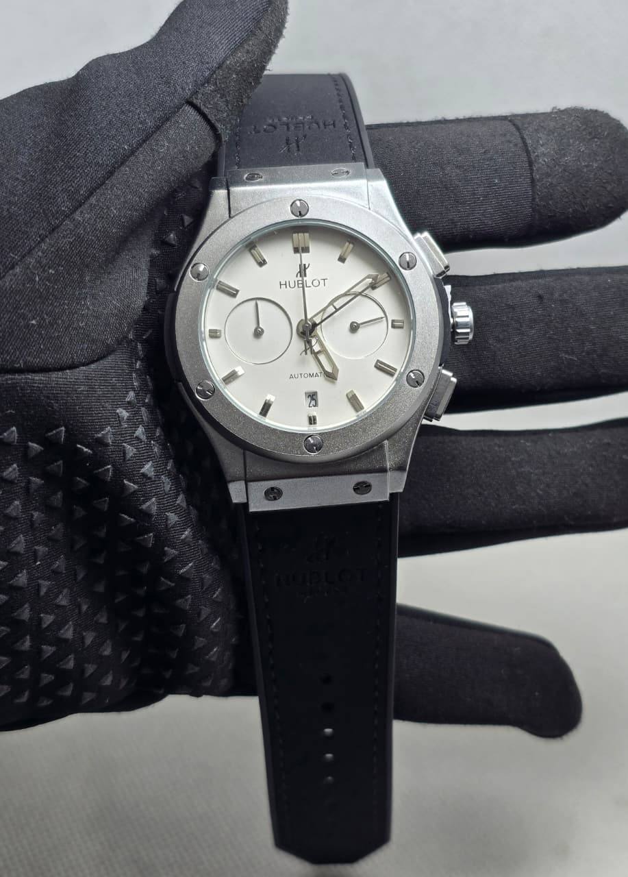 Hublot Men
*Chronograph working*
90 dhs🪙💕

Zain29
♥️♥️♥️