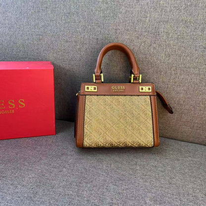 Guess

90 dhs❣️ 
with box 
🎁🎁🎁

high quality  new
21 cm

Zain26
♥️♥️♥️
