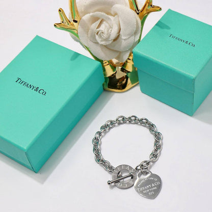 Tiffany ❤️‍🔥*
Bracelet 🐦‍🔥
Master quality 💯
With normal boxes 📦 
45 dhs🪙🌺
With master box 🗃️ 
80 dhs🪙🌺

Zain216
♥️♥️♥️