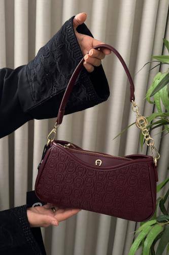 Aigner
90 dhs✅
with box
size 22cm

Zain26
♥️♥️♥️