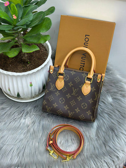LV
SIZE  ……… 18CM🥰
90 dhs🪙🌨️

with BOX🌷
🎁🎁🎁

Zain244
♥️♥️♥️