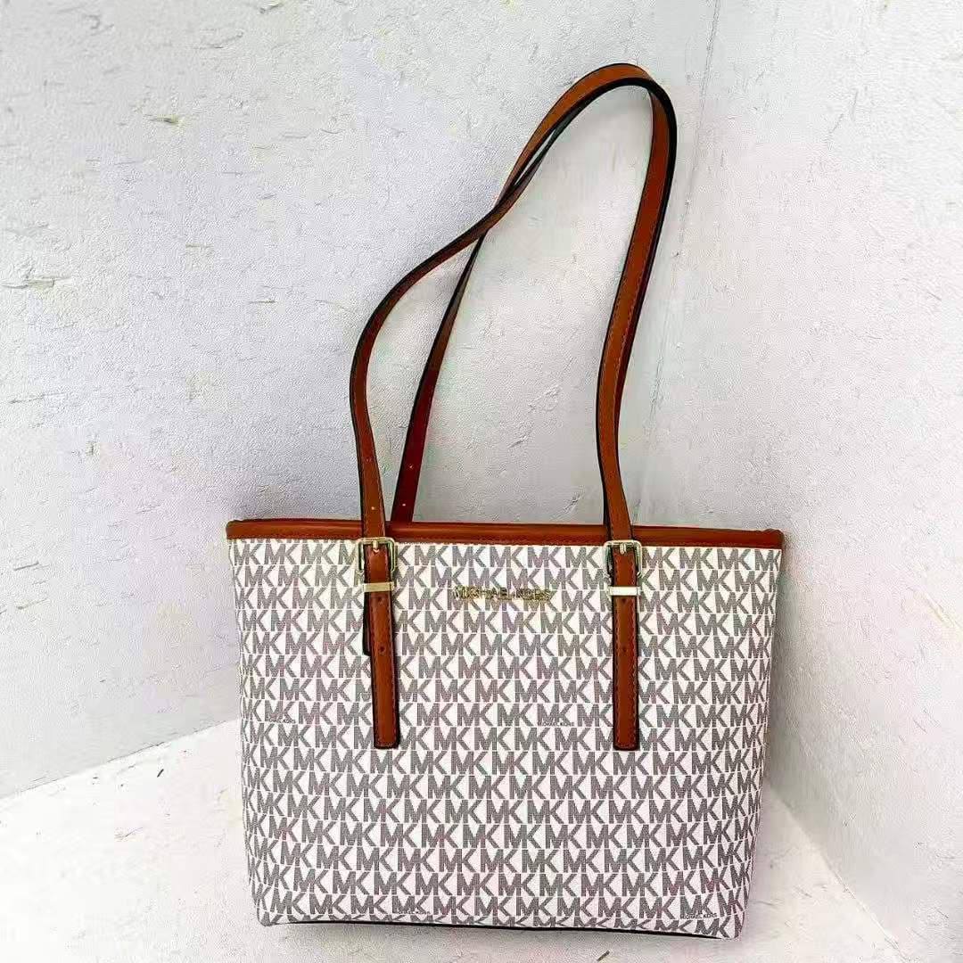 Mk 

with zipper 
70 dhs🇦🇪🇦🇪🇦🇪

Zain232
♥️♥️♥️