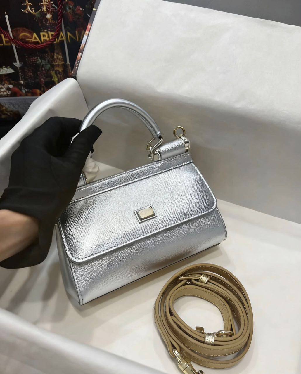 D&g

110 dhs
With box

Zain35
♥️♥️♥️