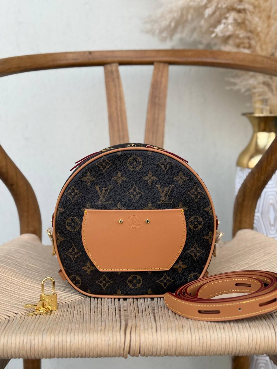 LV
21cm
340 dhs✅
Top quality 
With box🎁

Zain167
♥️♥️♥️