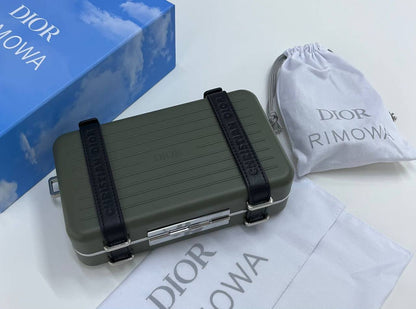 Rimowa 
Dior
  20Cm 

With Box🎁🎁🎁
280 dhs✅

Zain131
♥️♥️♥️