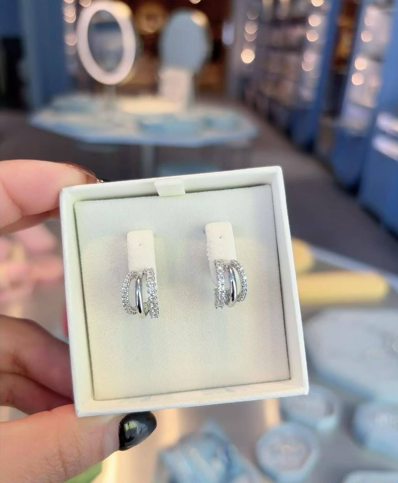 Swarovski Set
Necklace 
Earrings 
*Master Quality* 🍂

*110* AED normal box 📦
*150* AED master box 🗃️

Zain48
♥️♥️♥️