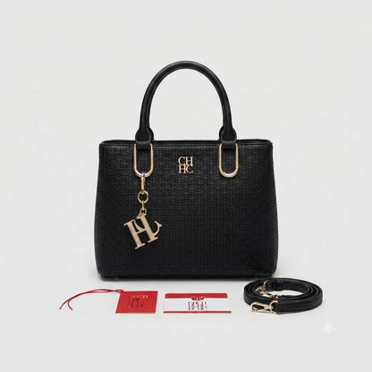 CH Carolina Herrera
Top Hand Carry Bag
With Long Belt Strap
Gold Hardware & Chain Logo
NO BOX
Size: 25 cm

100 dhs🇦🇪🇦🇪

Zain239
♥️♥️♥️
