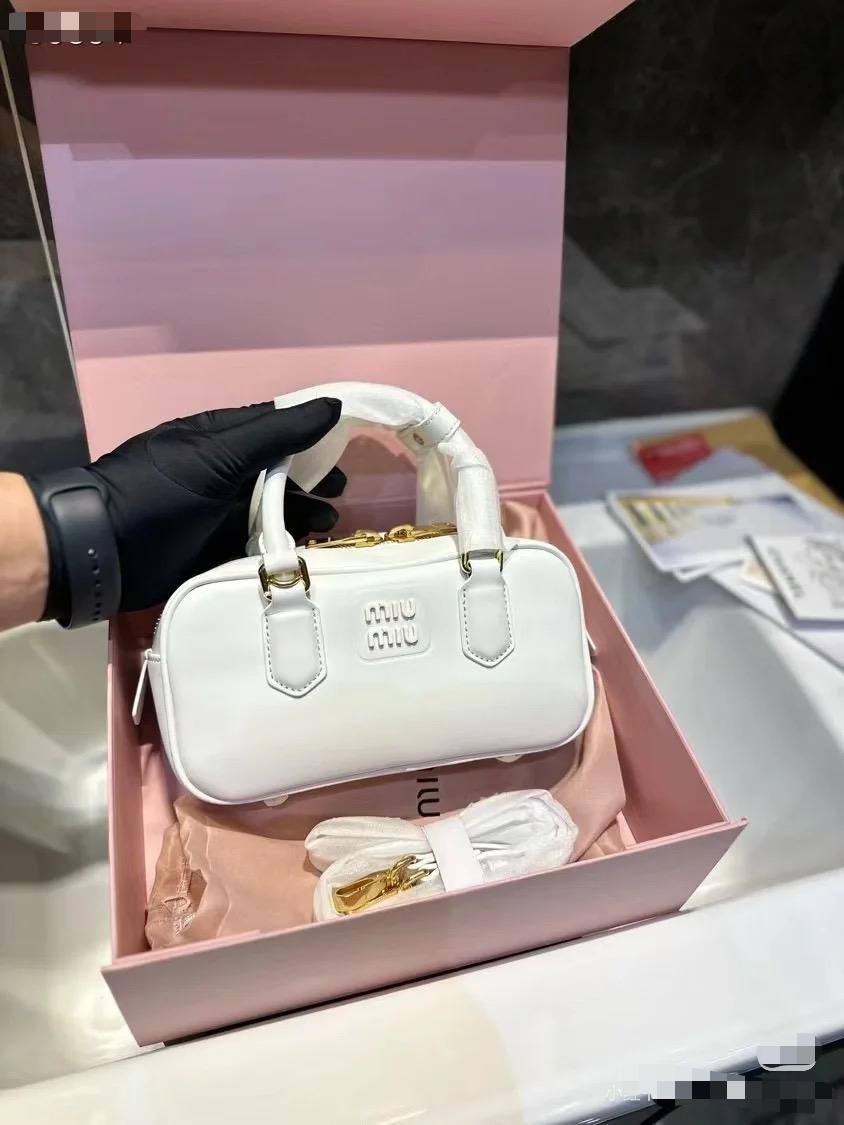 Miumiu Long
Size : 23 * 8 * 11 cm

90 dhs🪙💕

with box🎁

Zain115
♥️♥️♥️